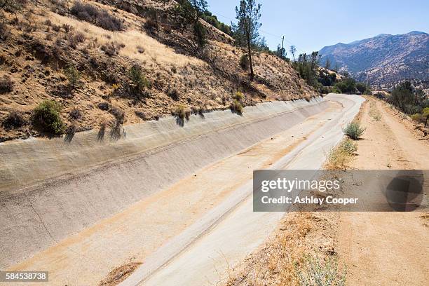 an empty hydro canal that usually takes water to a hydro plant below lake isabella, east of california's central valley. most of california is now in exceptional drought, the highest classification of drought. normally the state generates 20% of its elect - central valley california stock-fotos und bilder