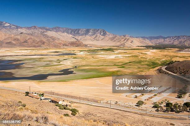 lake isabella near bakersfield, east of california's central valley is at less than 13% capacity following the four year long devastating drought. the reservoir has dropped so low, that the water level is below the outflow pipe. - dust bowl photos et images de collection