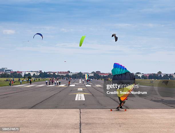 tempelhofer park, berlin - tempelhof vliegveld stockfoto's en -beelden