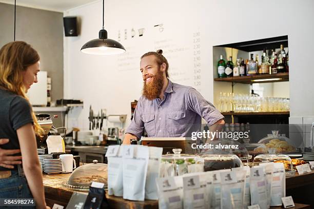 barista bei der weiblichen kundin - hipster in a kitchen stock-fotos und bilder