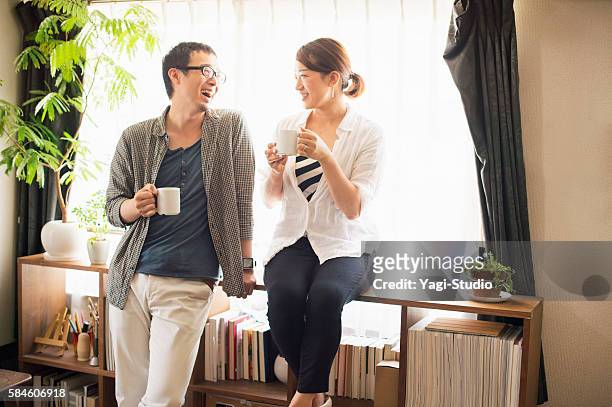 coppia adulta media che beve caffè a casa - coniugi foto e immagini stock