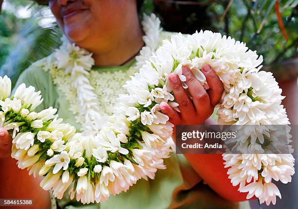 the Monoi road. Artisanal tiare flower crown making, emblem of French...  Photo d'actualité - Getty Images