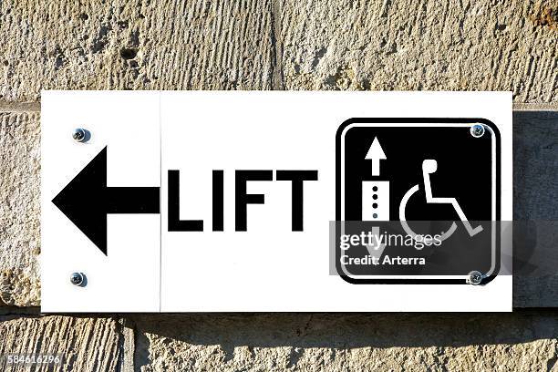 Sign High Lift 893 Arrow Lift Stock Photos, High-Res Pictures, and Images - Getty Images