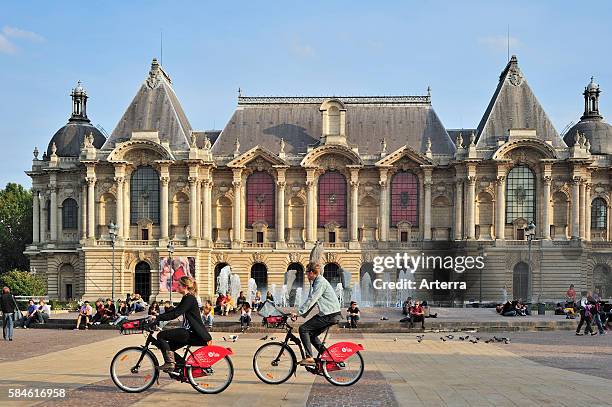 The Palais des Beaux-Arts de Lille / Lille Palace of Fine Arts and tourists on rental bikes of V'Lille, France.