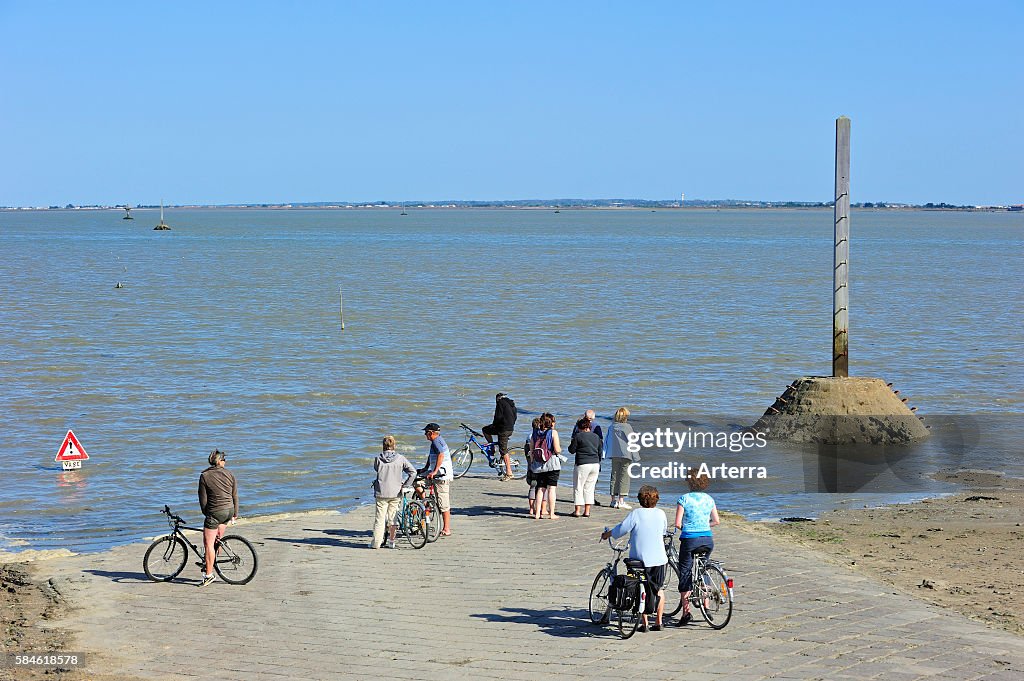 Tourists waiting for low tide to uncover the Passage du Gois / Goa causeway from the ile de Noirmoutier to Beauvoir-sur-Mer, La Vendee, Pays de la Loire, France