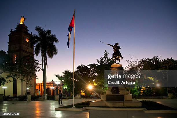 Statue of Ignacio Agramonte y Loynaz, Cuban revolutionary and the Catedral Metropolitana de Nuestra Se_ora de la Candelaria in Camagueey, Cuba,...