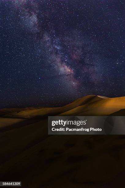 milky way in the desert - galaxia-starburst fotografías e imágenes de stock