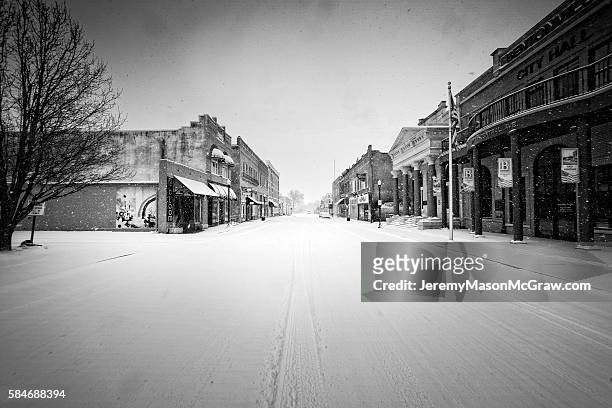 downtown bentonville after a heavy snow - 576641934,576641958,576641932,576641946,576641956,576641950,576641960,576641970,576641966,576641998,584688394,584688600,584688988 stock pictures, royalty-free photos & images