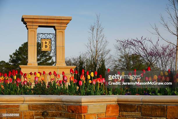 welcome to bentonville sign in spring flowers - arkansas ストックフォトと画像