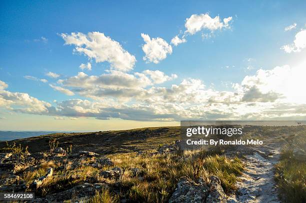 sunset in a landscape of mountains, lapinha da serra, mg, brazil - raio de sol stock-fotos und bilder