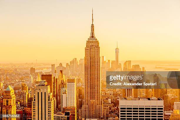 golden sunset in manhattan, new york city, usa - new york city fotografías e imágenes de stock