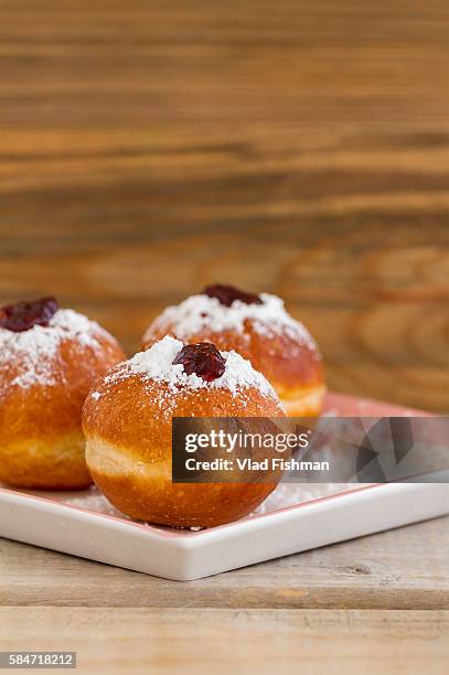 sufganiot, doughnuts. a traditional jewish hanukah dessert - sufganiyah photos et images de collection