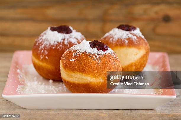 sufganiot, doughnuts. a traditional jewish hanukah dessert - sufganiyah photos et images de collection