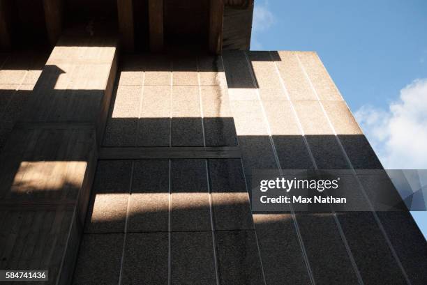 brutalist architecture in south bank centre with concrete, sunlight and shadows - brutalist britain imagens e fotografias de stock