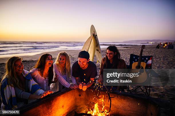 friends having fun at san diego beach - bonfire 個照片及圖片檔