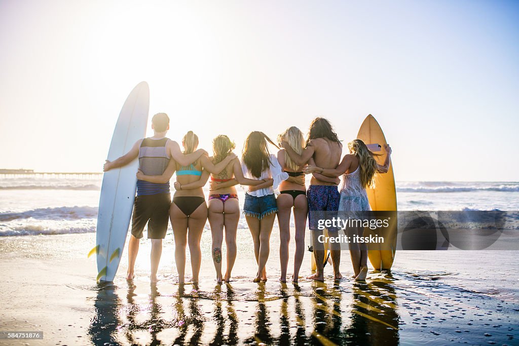 Amigos divirtiéndose en la playa de San Diego