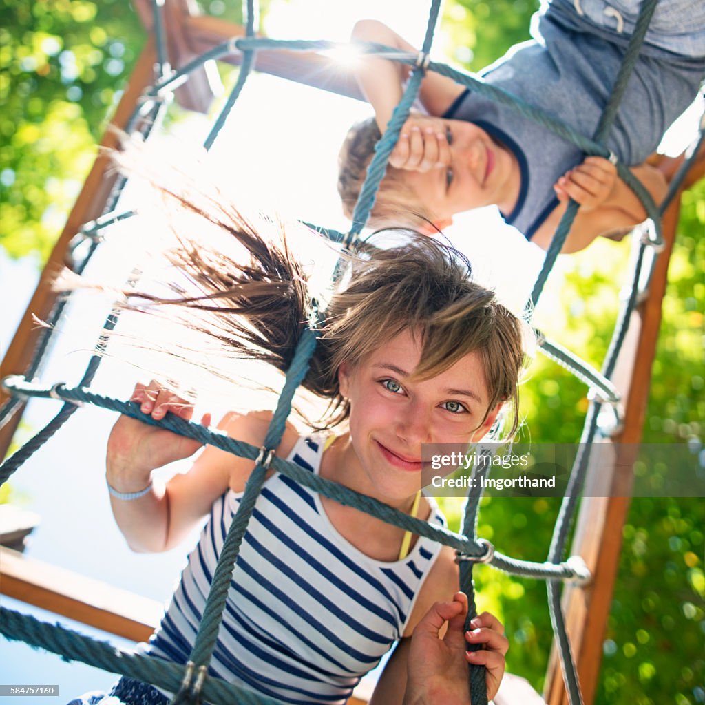 Niños jugando en el patio de juegos