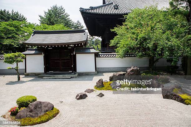 jardin zen au temple hyakumanben chionji à kyoto au japon - karesansui photos et images de collection
