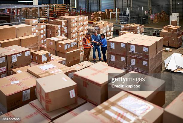 alla ricerca di un elemento specifico - distribution warehouse foto e immagini stock