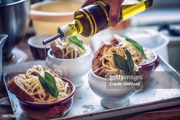 zubereitung der französischen zwiebelsuppe - französische küche stock-fotos und bilder