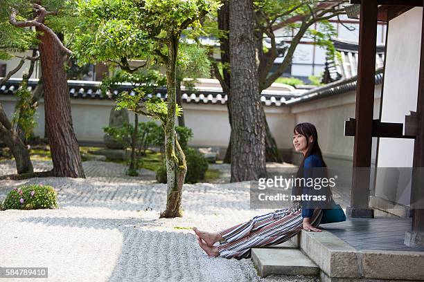 admirer les jardins japonais - karesansui photos et images de collection