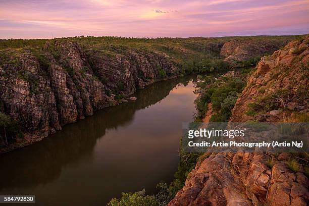 sunset view of katherine gorge from barrawei lookout in nitmiluk national park, northern territory, australia - territorio del nord foto e immagini stock