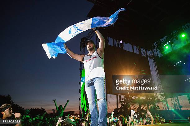 Country singer Tyler Farr performs on stage during the Watershed Music Festival at the Gorge Amphitheatre on July 30, 2016 in George, Washington.