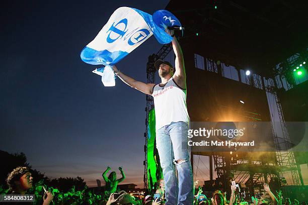 Country singer Tyler Farr performs on stage during the Watershed Music Festival at the Gorge Amphitheatre on July 30, 2016 in George, Washington.