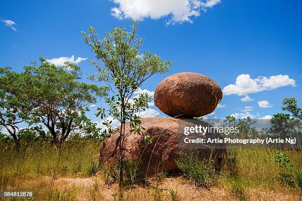 a big rock on top of a boulder, nitmiluk national park, northern territory, australia - nitmiluk park stock pictures, royalty-free photos & images