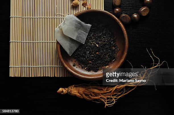 traditional herbal medicines in black background - ginseng stockfoto's en -beelden