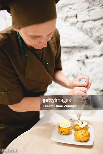 chef piping cream - piping cream stock pictures, royalty-free photos & images