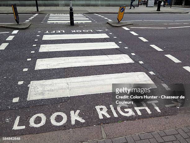 look right london - 歩行者横断標識 ストックフォトと画像
