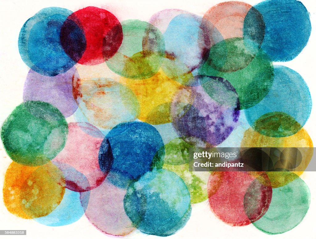 Círculos pintados a mano de múltiples colores sobre un fondo blanco
