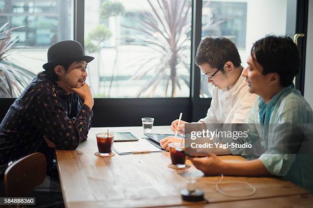 カフェでの3人のビジネスマンの出会い - 昼休み ストックフォトと画像