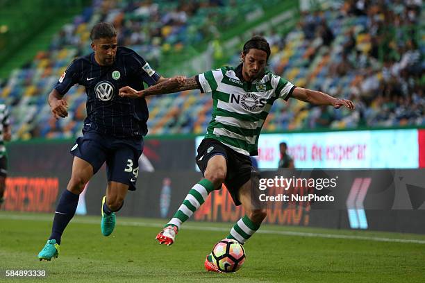 Sporting's defender Ezequiel Schelotto vies with Wolfsburg's defender Ricardo Rodriguez during the Trofeu Cinco Violinos football match Sporting CP...