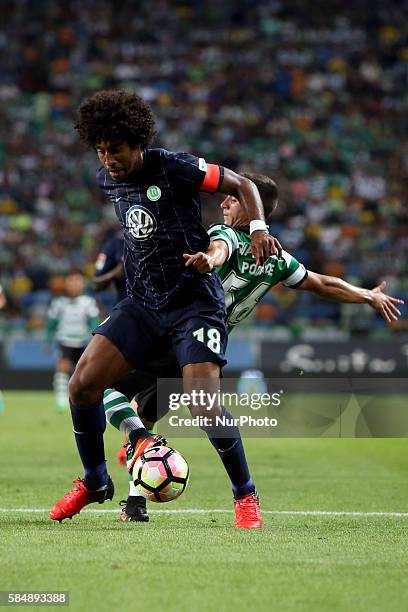 Wolfsburg's defender Dante vies with Sporting's forward Daniel Podence during the Trofeu Cinco Violinos football match Sporting CP vs Wolfsburg at...