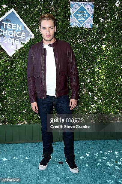 Actor Dominic Sherwood attends Teen Choice Awards 2016 at The Forum on July 31, 2016 in Inglewood, California.