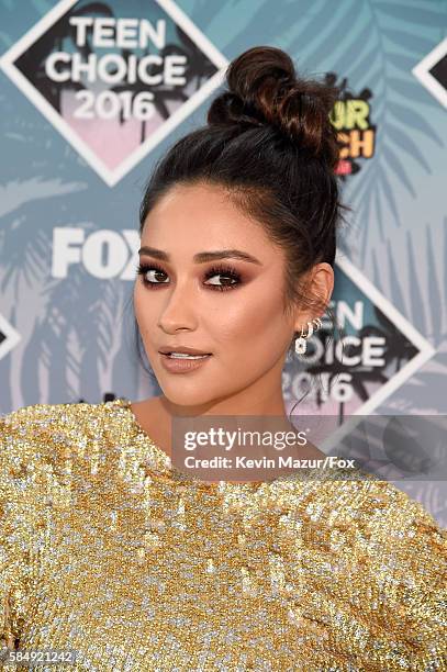 Actress Shay Mitchell attends Teen Choice Awards 2016 at The Forum on July 31, 2016 in Inglewood, California.