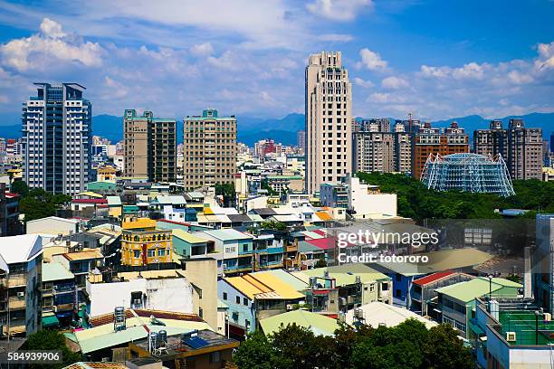 new and old - taichung city skyline (台中市) in taichung (台中) taiwan (台湾) - 台湾 stockfoto's en -beelden