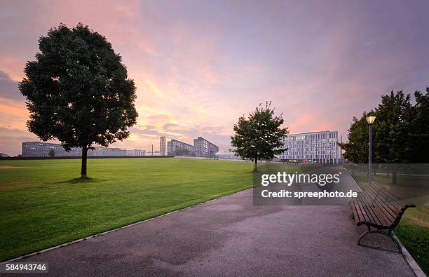 berlin central station at spreebogenpark - city park stock-fotos und bilder