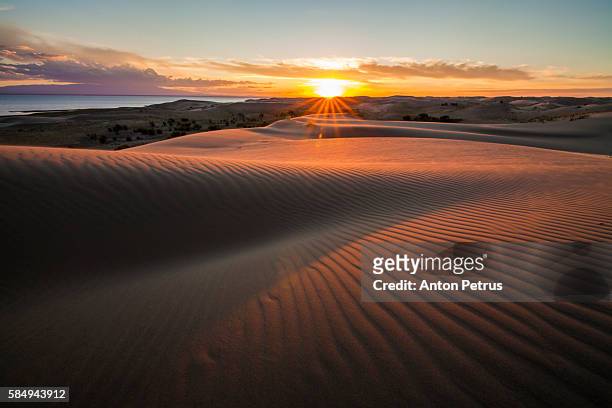 sunset in the sahara desert - algeria foto e immagini stock