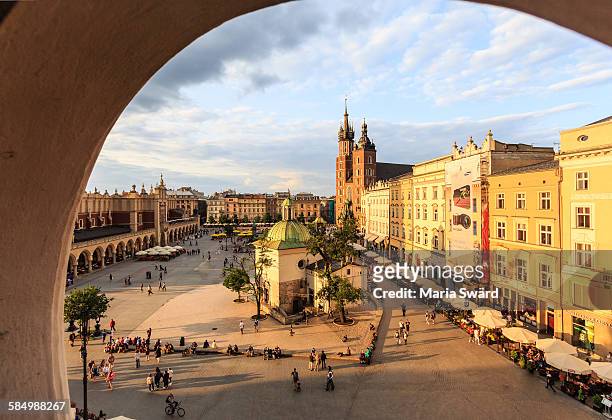 krakow, main square with st. mary's basilica - cracovia fotografías e imágenes de stock