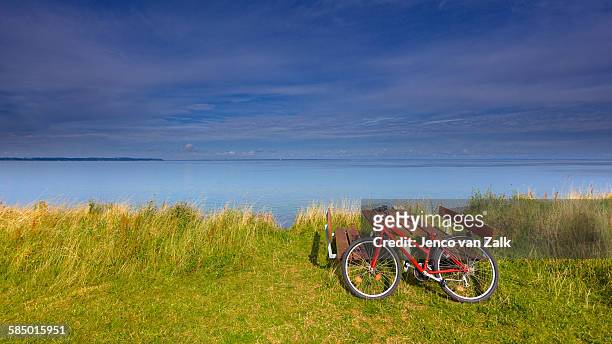 red bike near the sea - funen - fotografias e filmes do acervo