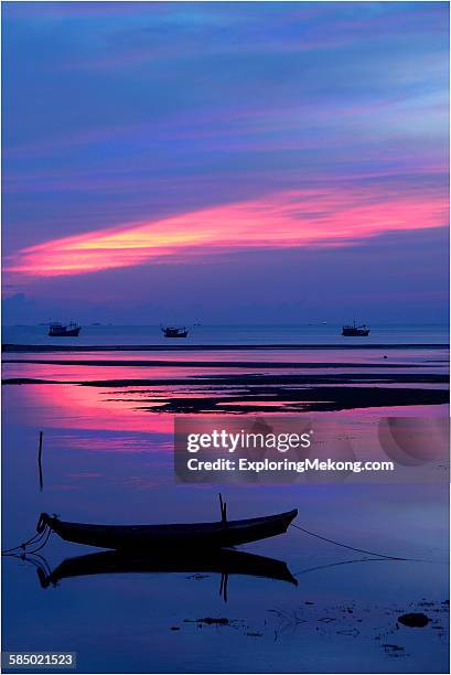 sunrise over lonely boats - insel phu quoc stock-fotos und bilder