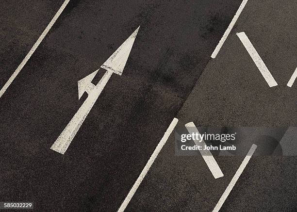 street graphic - dividing line road marking fotografías e imágenes de stock