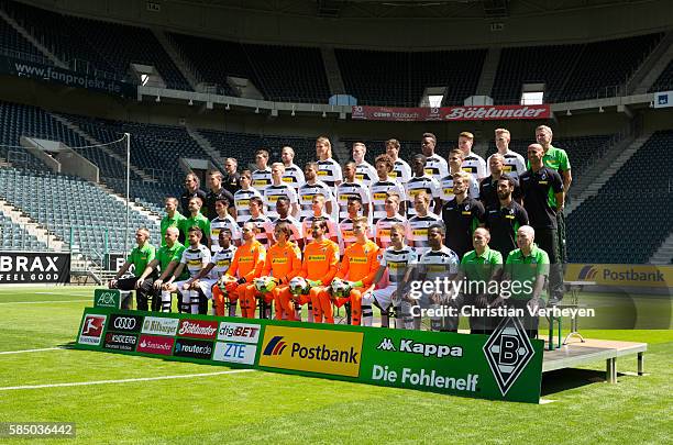 Upper row starts with Rehacoach Andreas Bluhm, Andreas Christensen, Christoph Kramer, Jannik Vestergaard, André Hahn, Tobias Strobl, Tsy-William...