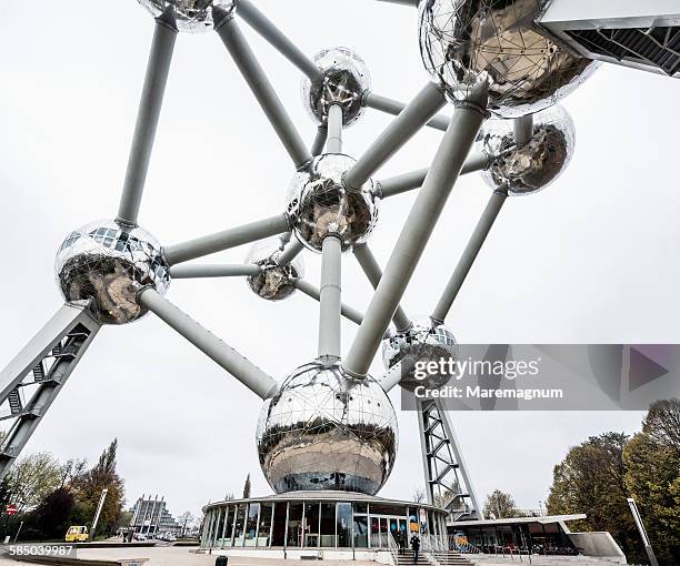 view of the atomium - atomium brüssel stockfoto's en -beelden