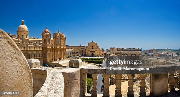 view of san nicolò cathedral - noto sizilien stock-fotos und bilder