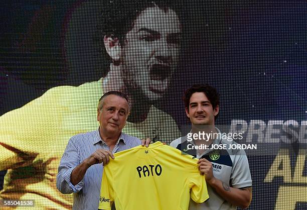 Villarreal's new signing Brazilian Alexandre Rodrigues da Silva "Pato" poses with his new jersey beside Villarreal president Fernando Roig during his...