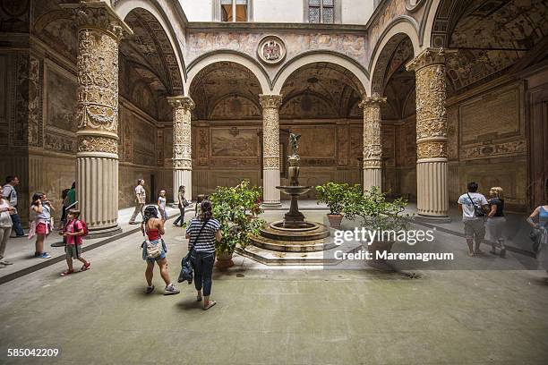 palazzo vecchio, cortile (courtyard) di michelozzo - vecchio stockfoto's en -beelden